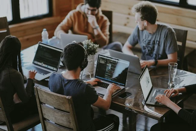 Personas colaborando en un espacio de trabajo