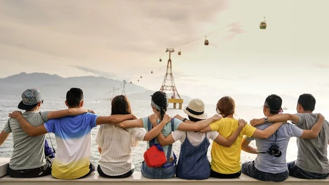 Grupo de personas conviviendo al aire libre