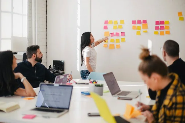 Equipo compartiendo ideas alrededor de una mesa